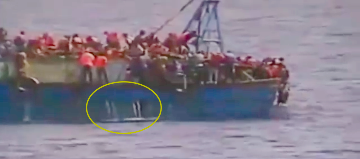 غرق مركب رشيد بثقبين في قاع المركب