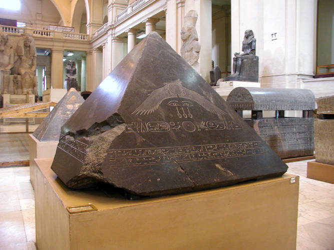 Pyramidion_of_the_Pyramid_of_Amenemhet_III_at_Dahshur