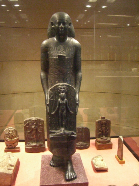 Priest_of_Bastet_statue_Louvre_E1077_-_01a.jpg